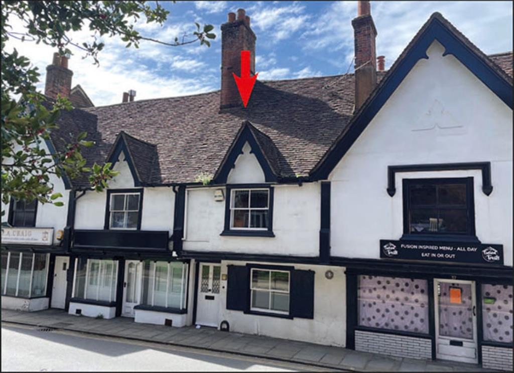 Lot: 113 - COMMERCIAL PROPERTY WITH PLANNING FOR RESIDENTIAL CONVERSION - Period mid terrace property